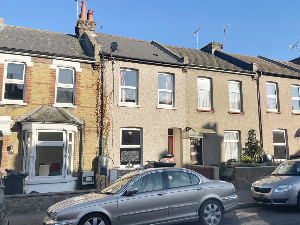Lot: 40 - FREEHOLD HOUSE FOR INVESTMENT - Bay fronted mid terrace house